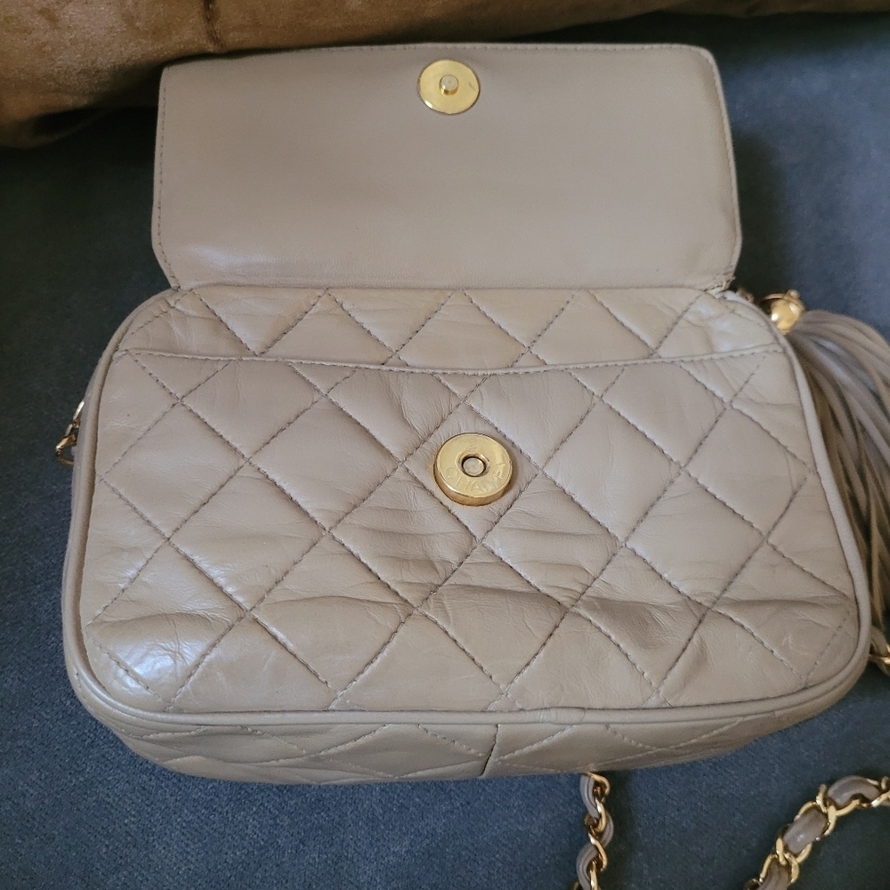 Chanel vintage tan quilted tassle flap bag - Picture 3 of 14